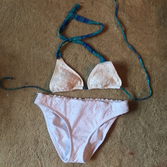 White lace bikini - Picture 1 of 6